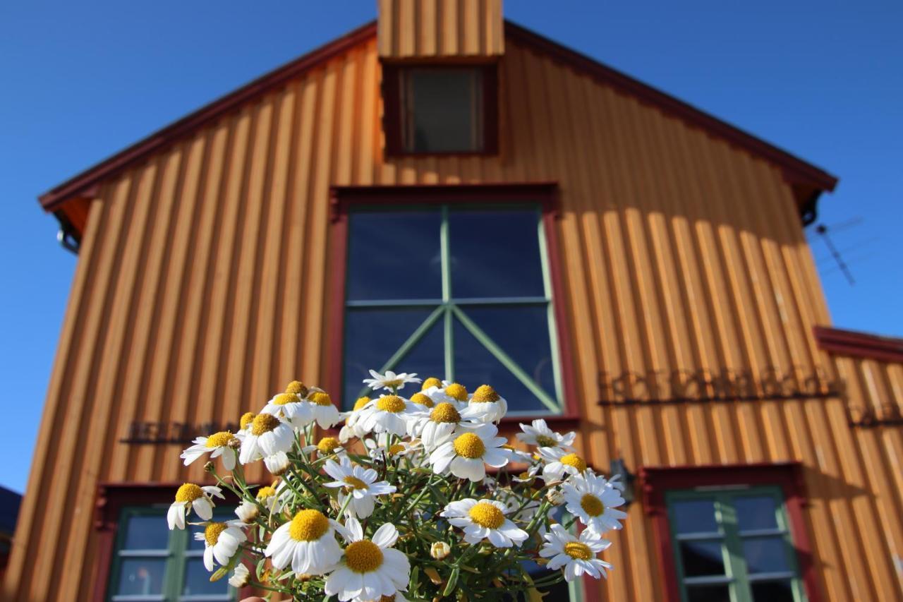 Heimbrygga Restaurant & Accommodation Skrova Exterior foto